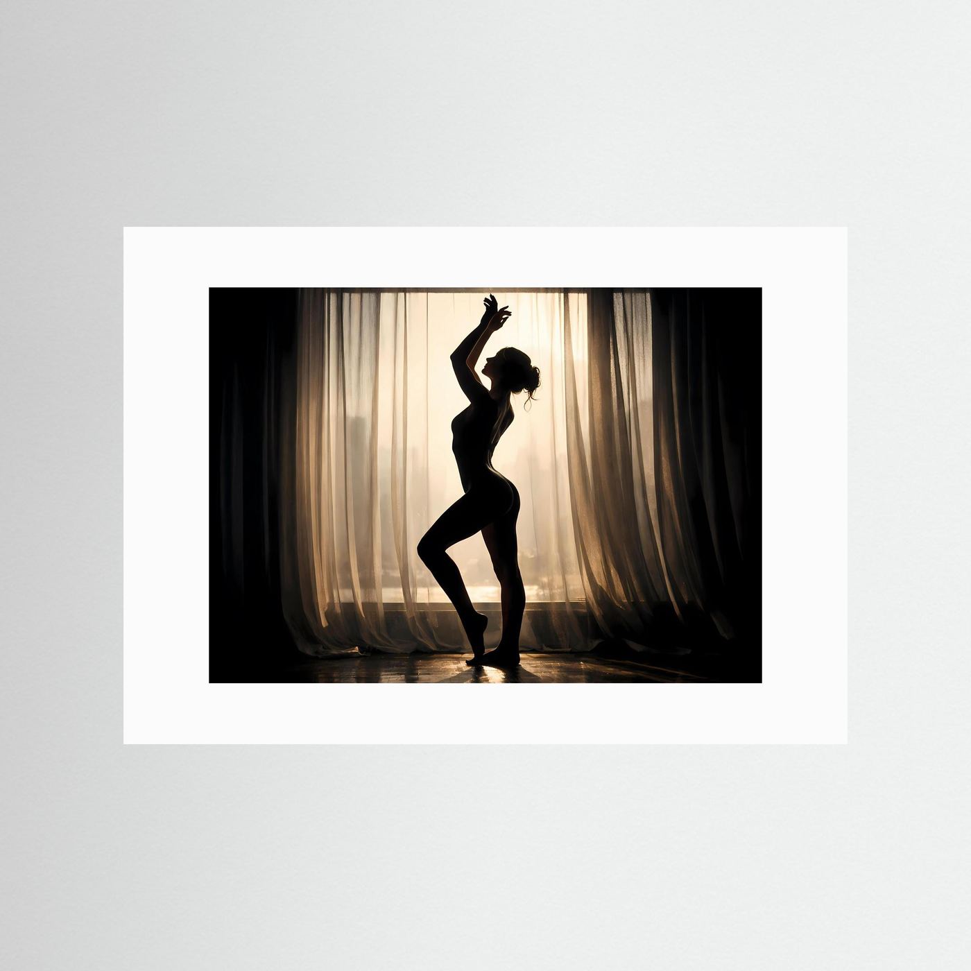 Wandbild mit Silhouette einer tänzerischen Frau im Gegenlicht, weißer Rahmen