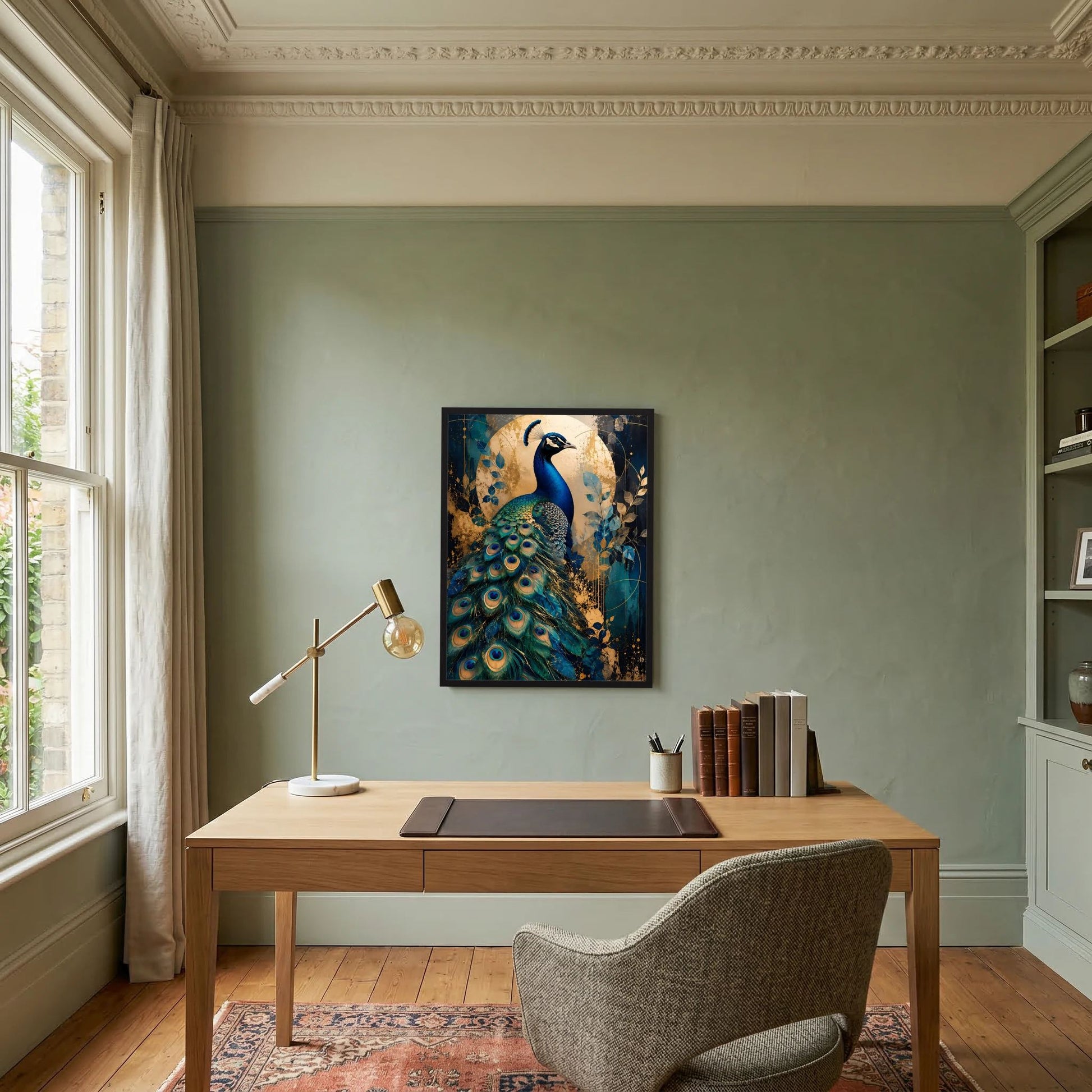 Gerahmtes Tierkunst-Poster im Hochformat mit blauem Pfau und goldfarbenen Blättern.