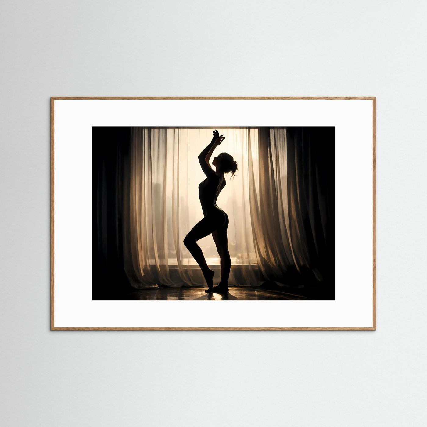 Gerahmtes Wandbild: Silhouette einer Tänzerin, weißer Rahmen und helle Passepartout-Fläche