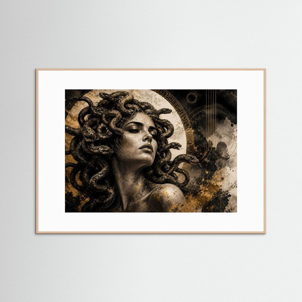 Rechteckiges Wandbild mit Medusa-Porträt in Goldtönen und dunklem Hintergrund, Holzrahmen