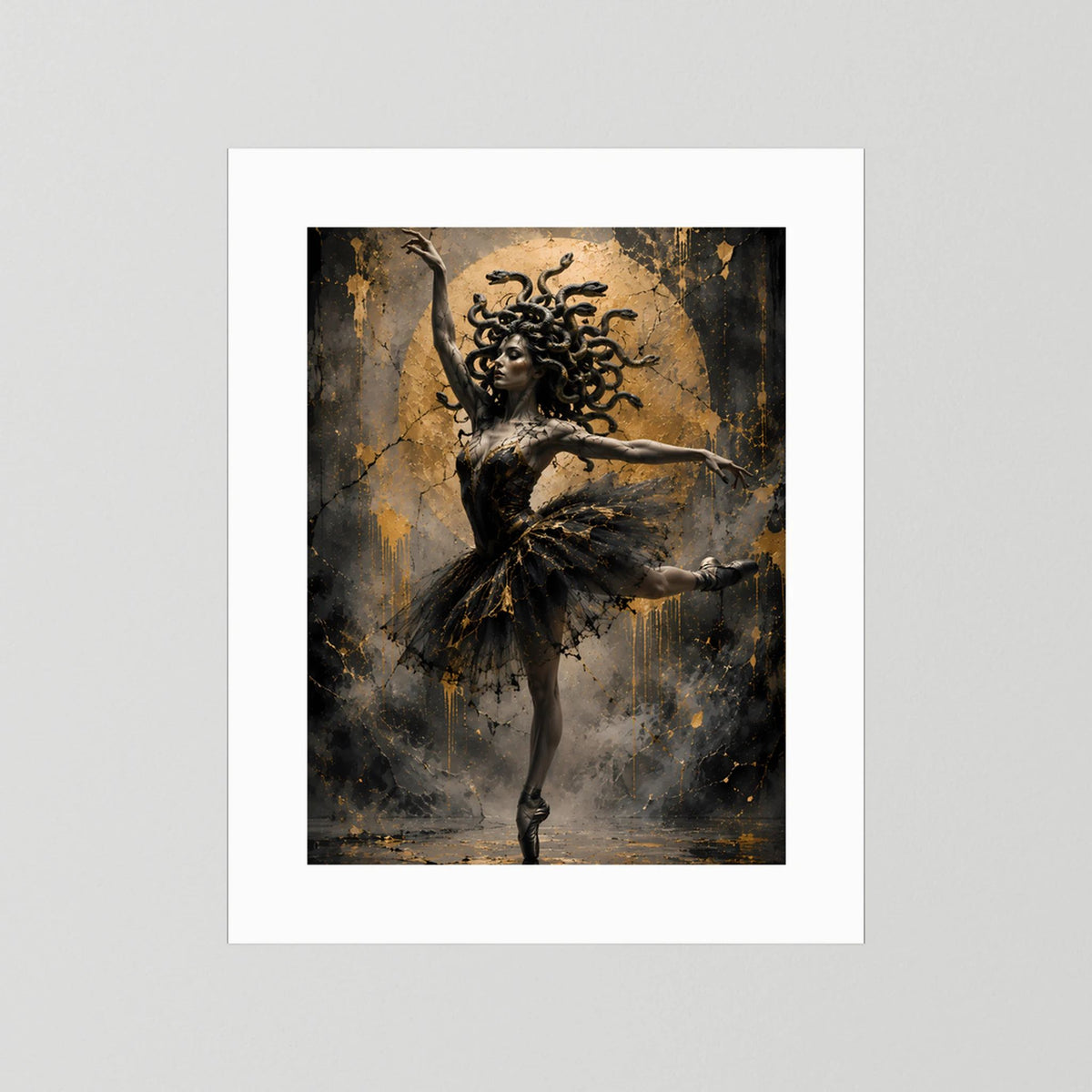 Hochformat-Poster mit weißem Passepartout: tanzende Ballerina mit Schlangenhaaren, Schwarz-Gold