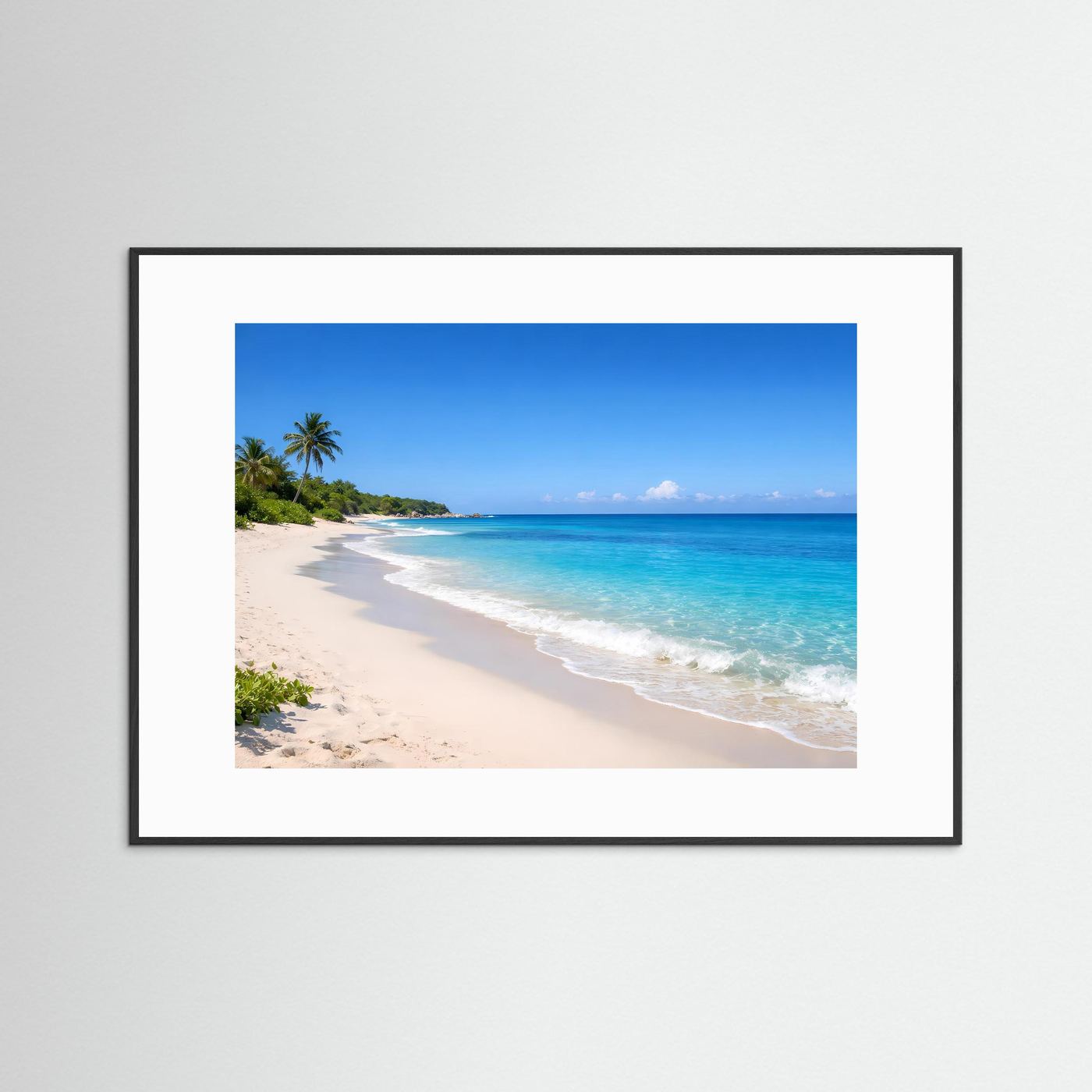 Querformat-Poster mit Strandmotiv: türkisblaues Meer, heller Sand, im schwarzen Rahmen