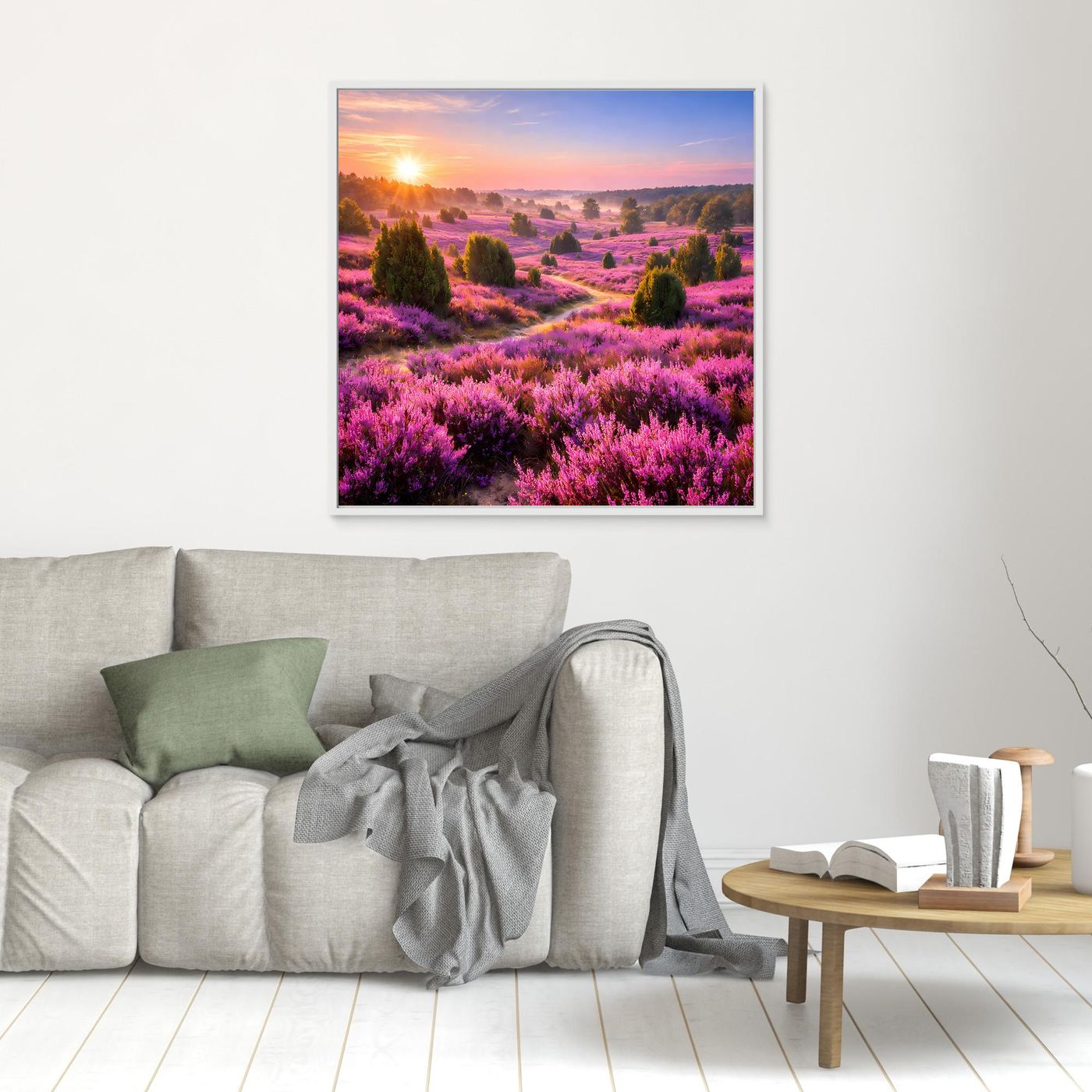 Leinwandbild mit blühender Heidekraut-Landschaft, Sonnenaufgang, weißer Rahmen