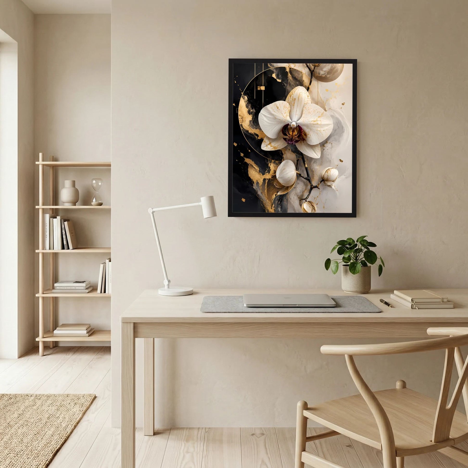 Wandposter mit weißen Orchideen in dunklem Rahmen