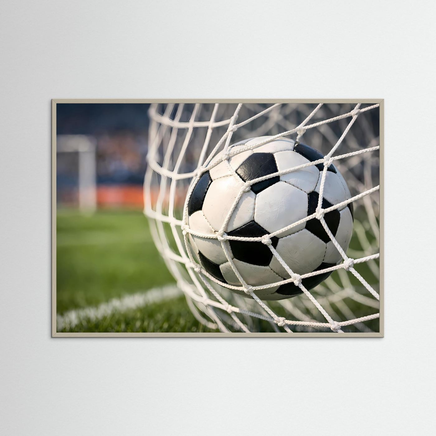 Fußballposter im Querformat: Fußball im Tornetz mit grauem Rahmen.