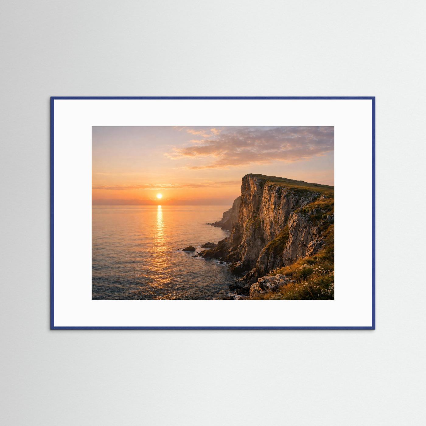 Poster im Querformat: Steilküste am Meer bei Sonnenuntergang, blauer Holzrahmen