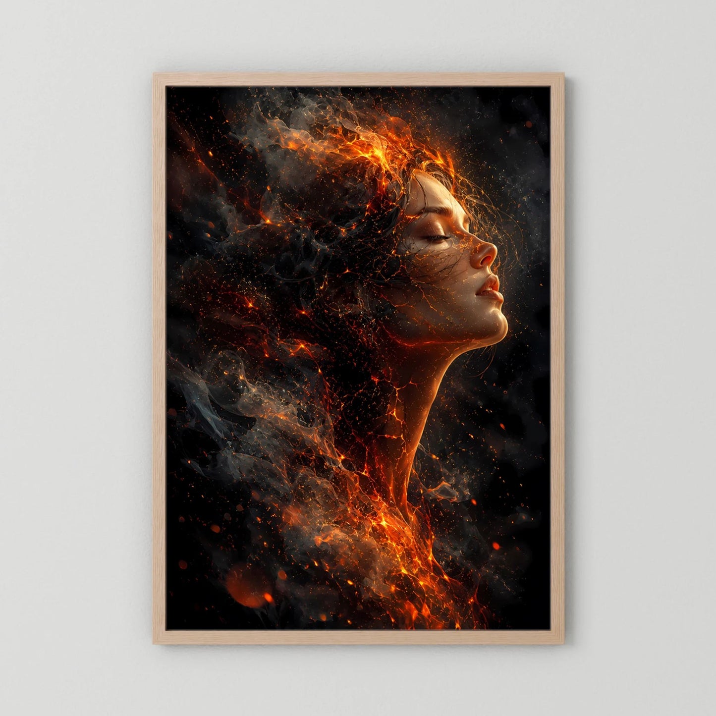 Hochformat-Poster mit Frauenporträt in Flammen und Glut, heller Holzrahmen
