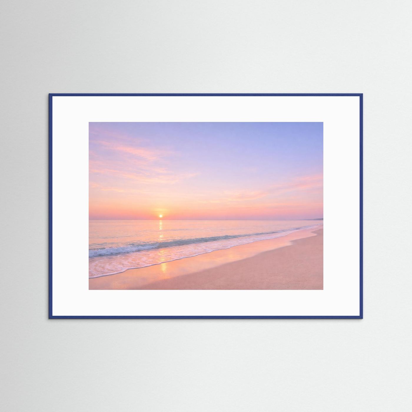 Gerahmtes Landschaftsposter mit Meer, Strand und Sonnenaufgang im blauen Rahmen