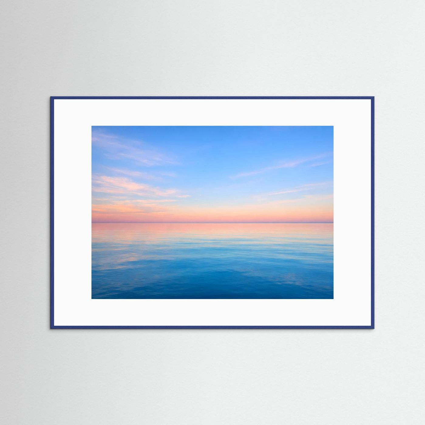 Wandbild mit blauem Holzrahmen und Meer-Print bei Abendsonne, rechteckig