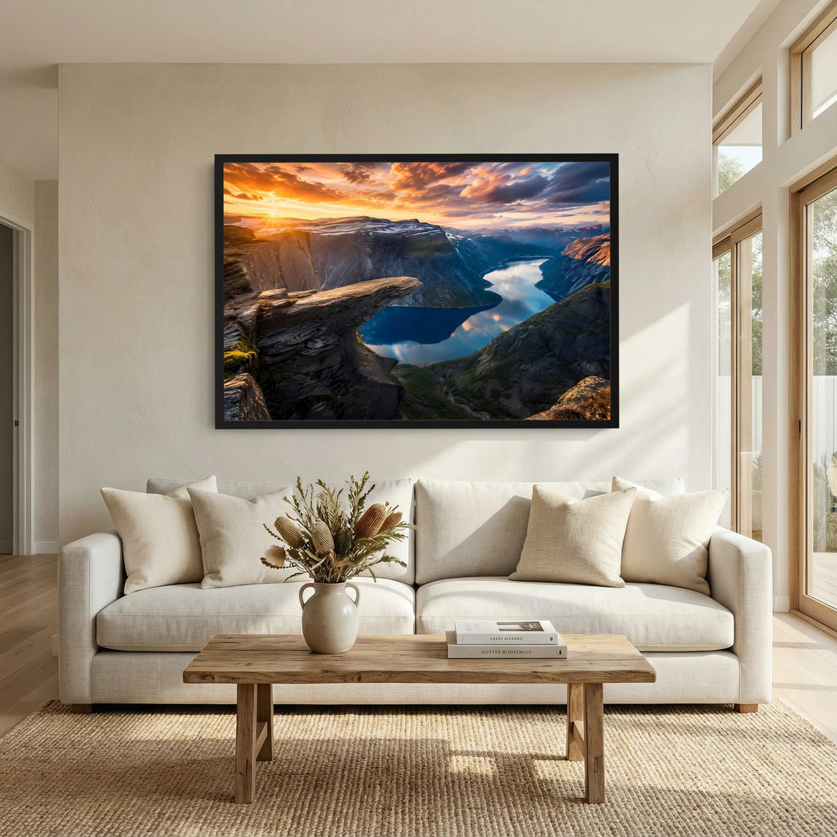 Gerahmtes Querformat-Poster mit Fjord und Felsen bei Sonnenuntergang über Sofa, schwarzer Rahmen