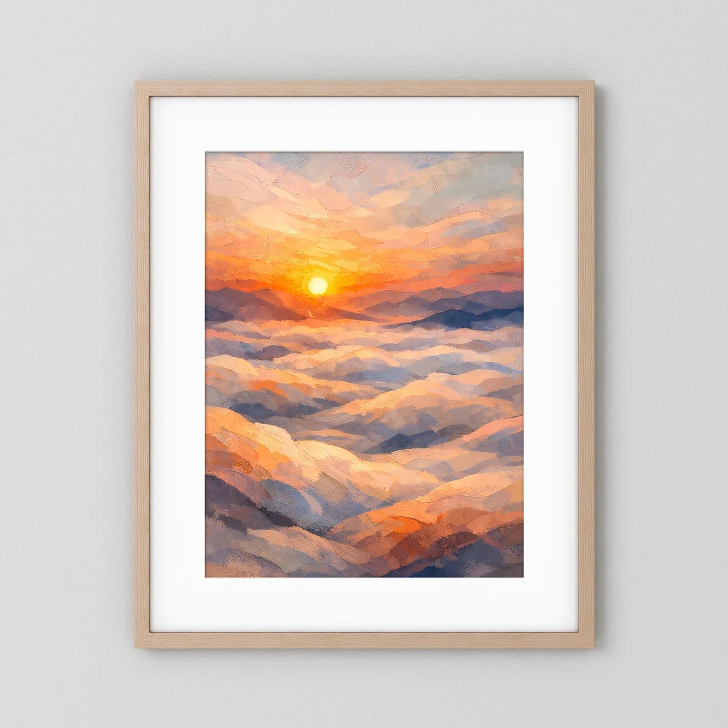 Poster mit Sonnenuntergang über Wolken in Pastellfarben, naturfarbener Holzrahmen und weißes Passepartout.