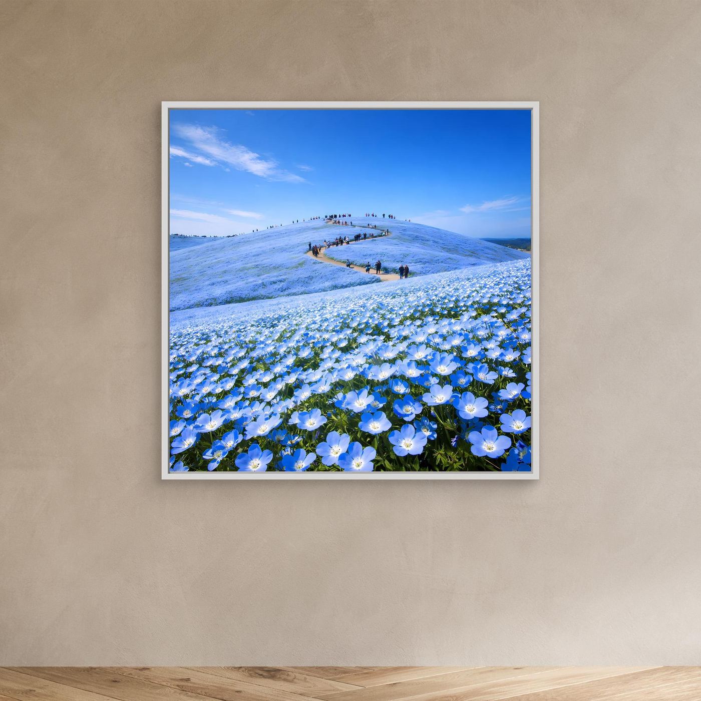 Kleines Leinwandbild mit blauem Blütenmeer und Hügeln, weißer Rahmen