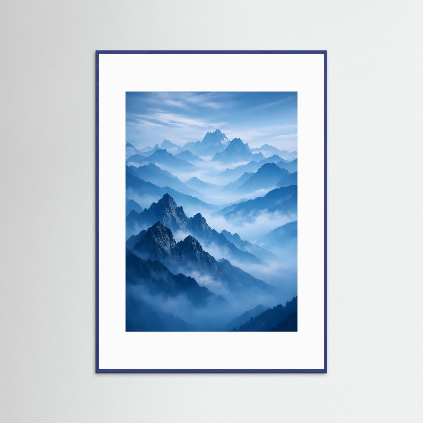 Poster mit Bergnebel im blauen Rahmen: Berge in Blau/Weiß, Hochformat