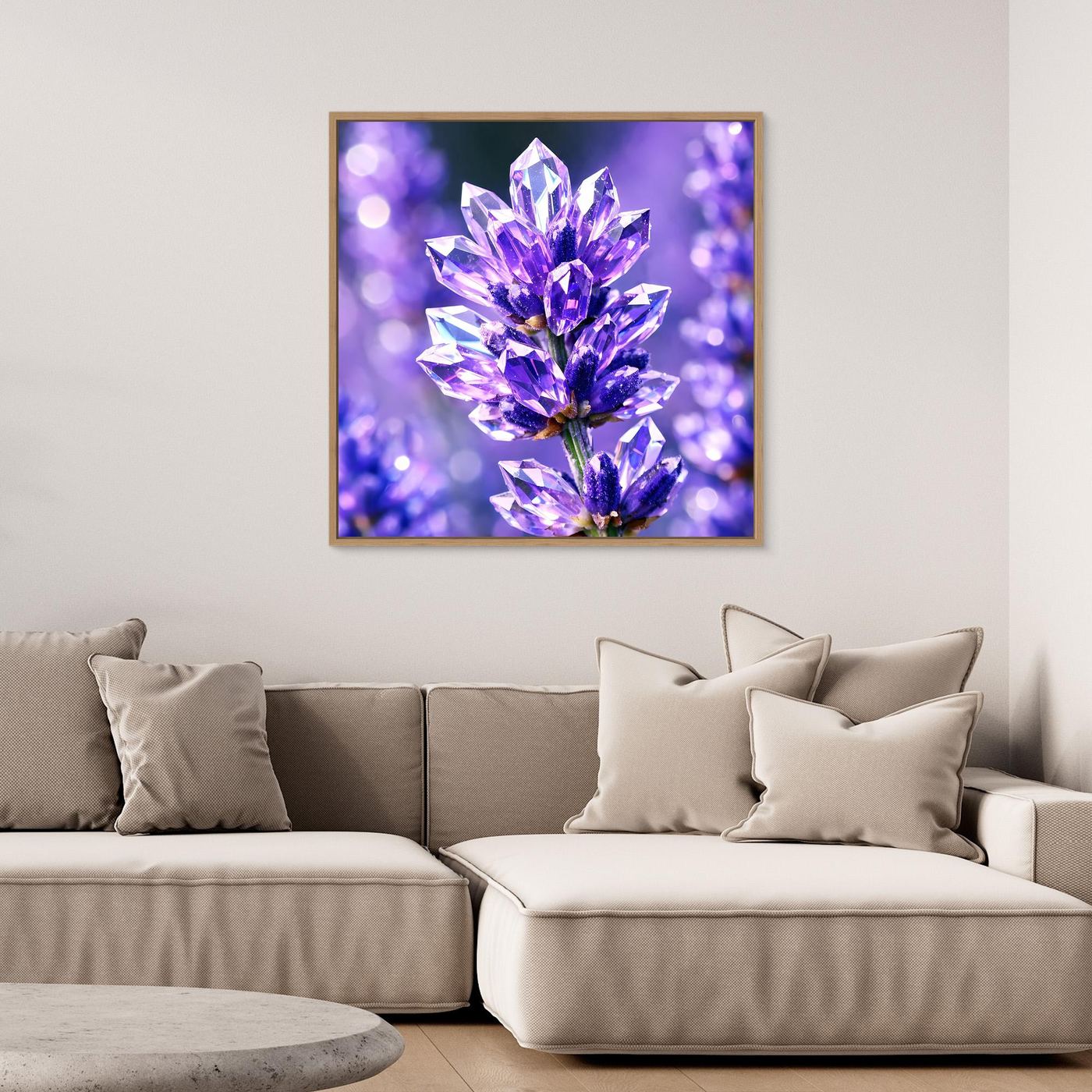 Leinwandbild mit violettem Kristallblüten-Motiv im goldfarbenen Rahmen
