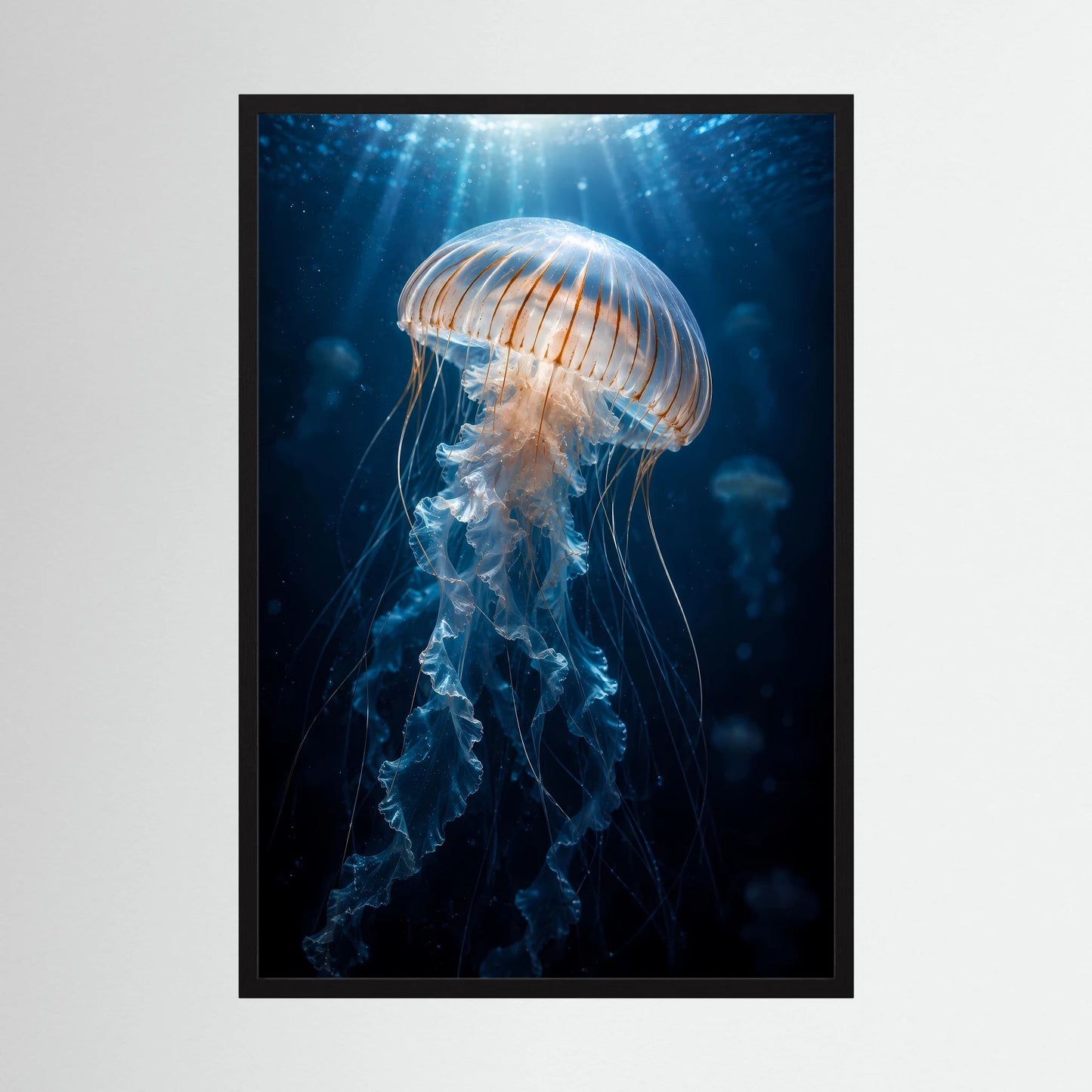 Deko-Poster einer leuchtenden Qualle unter Wasser, dunkelblaue Szene, schwarzer Rahmen