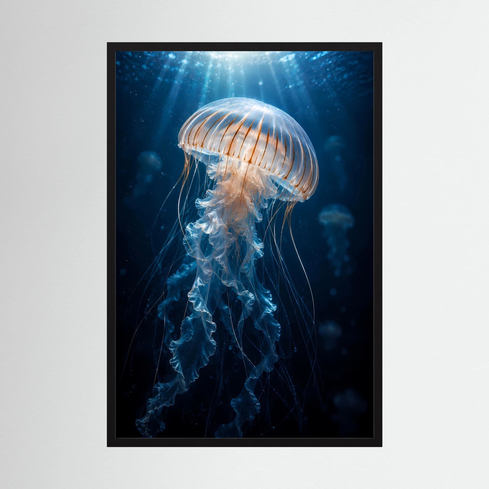 Deko-Poster einer leuchtenden Qualle unter Wasser, dunkelblaue Szene, schwarzer Rahmen