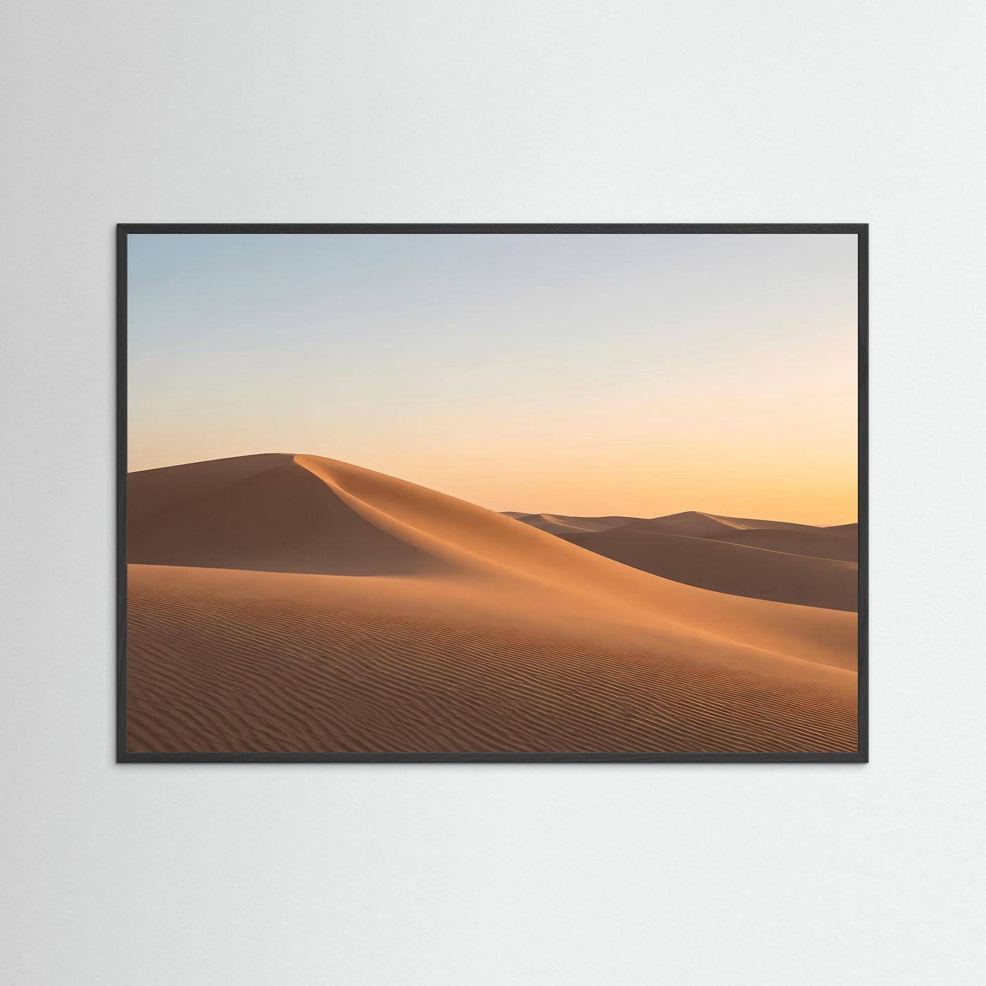 Wüstenlandschaftsbild mit schwarzem Rahmen, goldene Dünen im Abendlicht