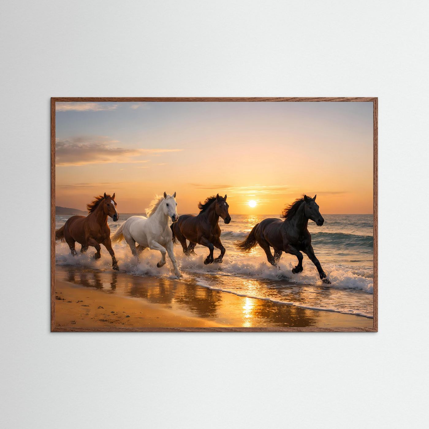 Querformat-Poster mit vier Wildpferden am Strand im Sonnenuntergang, brauner Holzrahmen