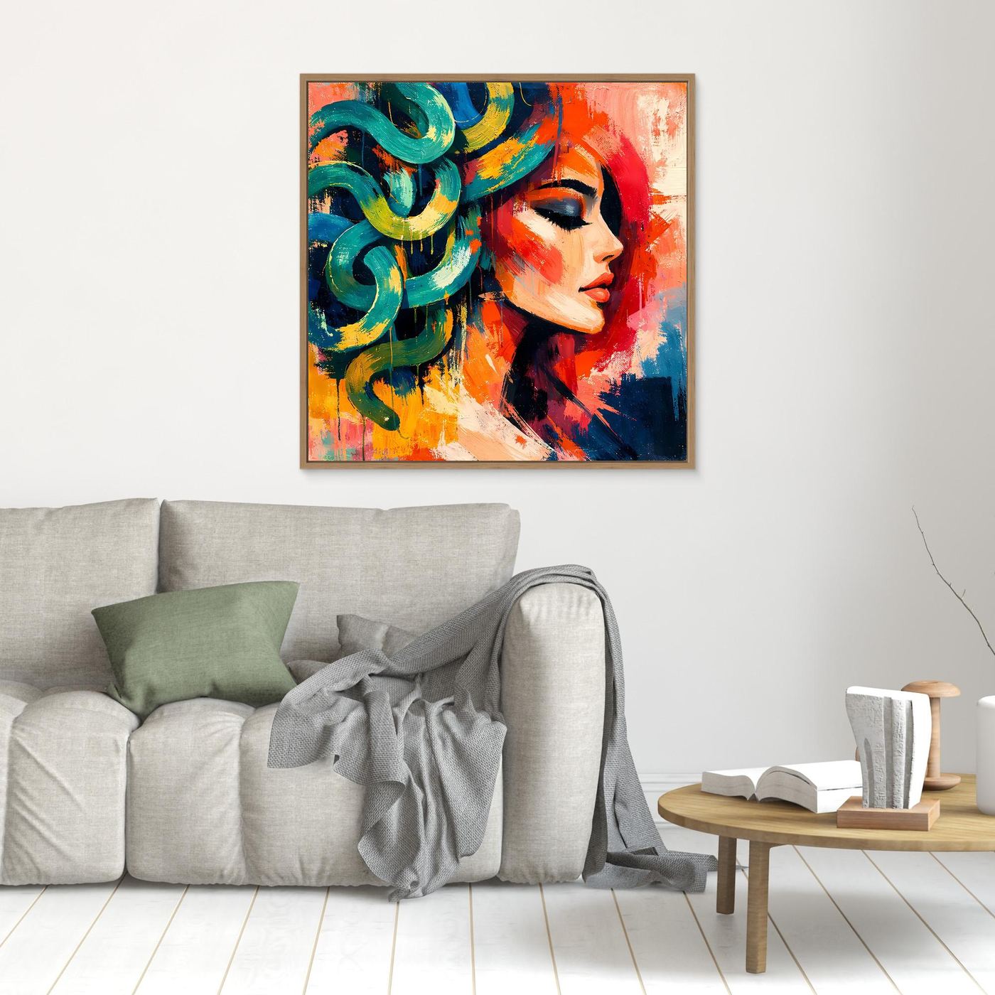 Wandbild mit abstraktem Medusa-Porträt in Rot, Grün und Blau, braun gerahmt an Wand