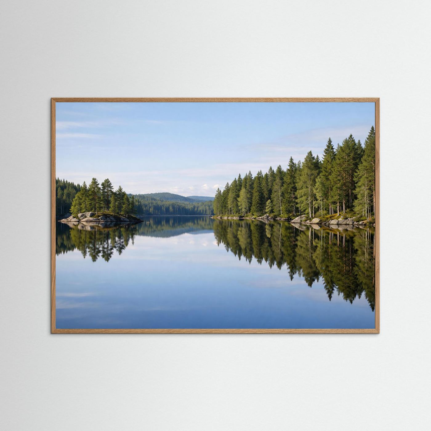Waldsee-Panorama-Poster mit braunem Holzrahmen
