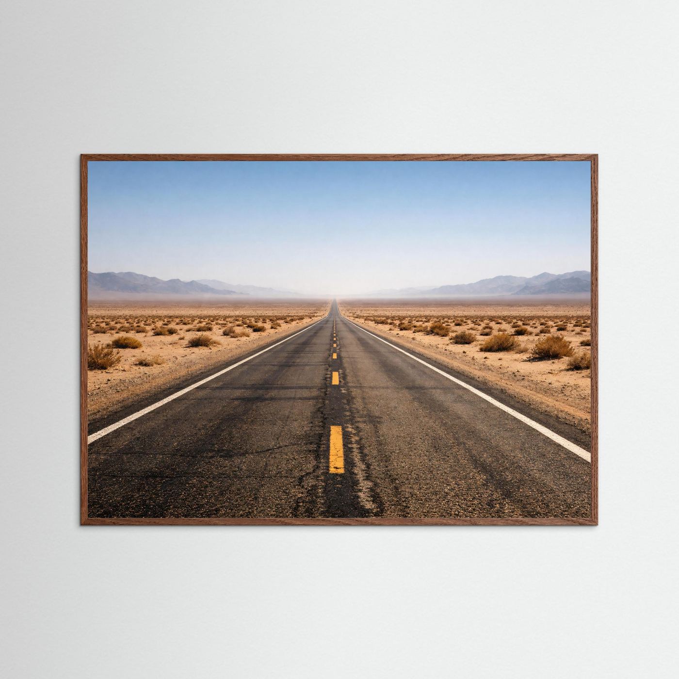 Wüstenstraßen-Panorama Poster im dunklen Eichenrahmen: Highway in die Ferne
