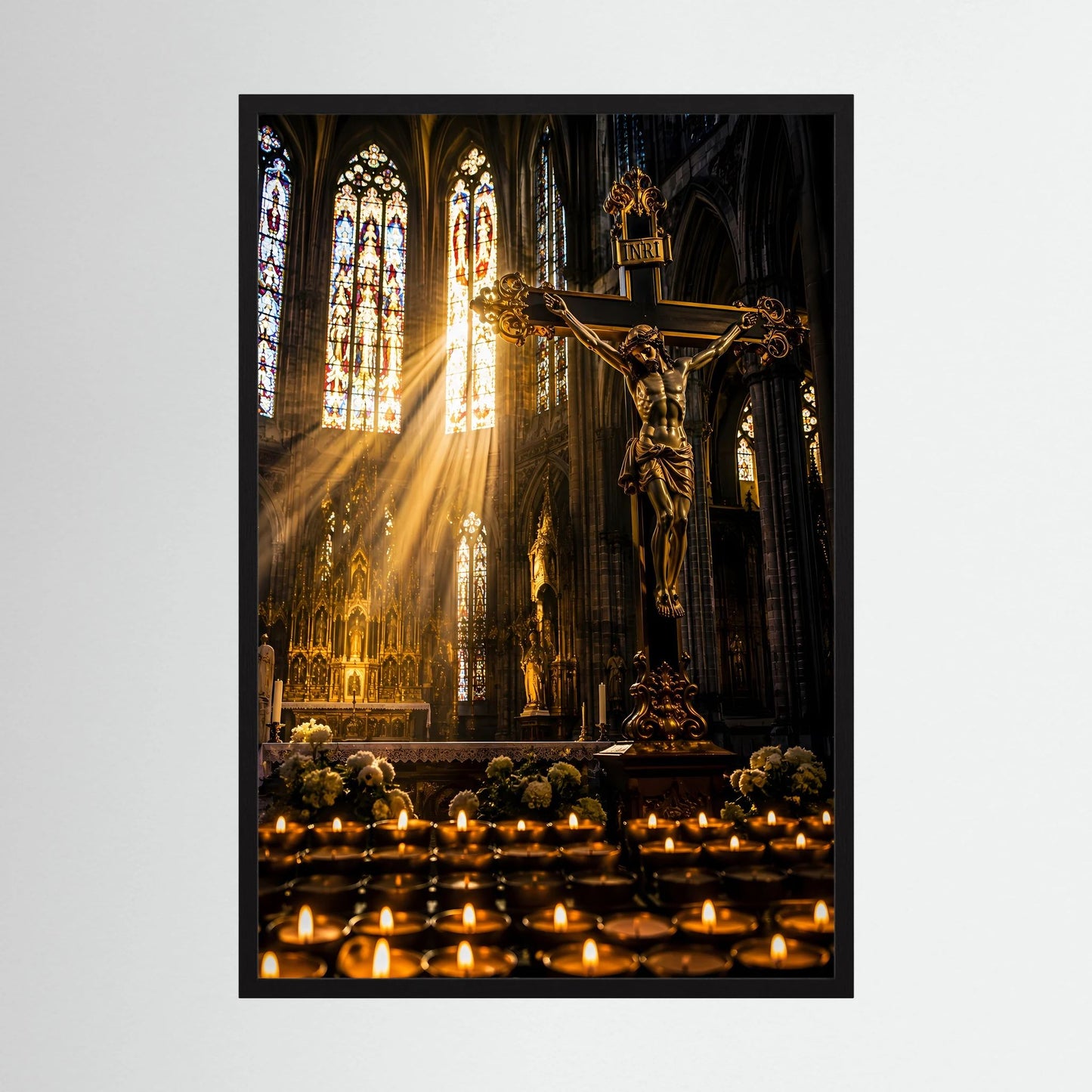 Hochformatiges Poster mit Christus am Kreuz in gotischer Kirche, schwarzer Rahmen