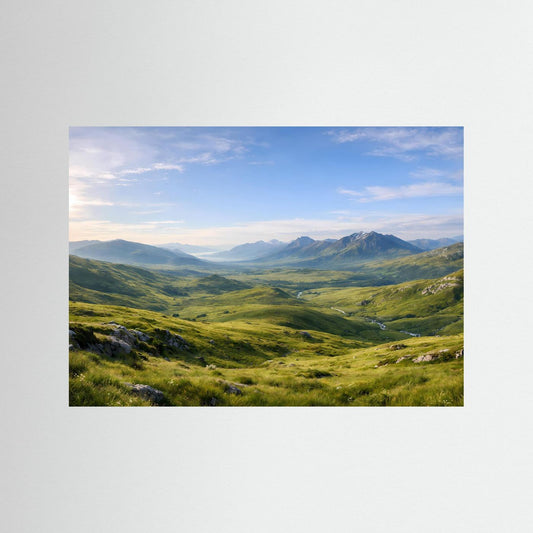 Naturpanorama-Poster mit grüner Bergwiese und fernen Bergen, ohne Rahmen