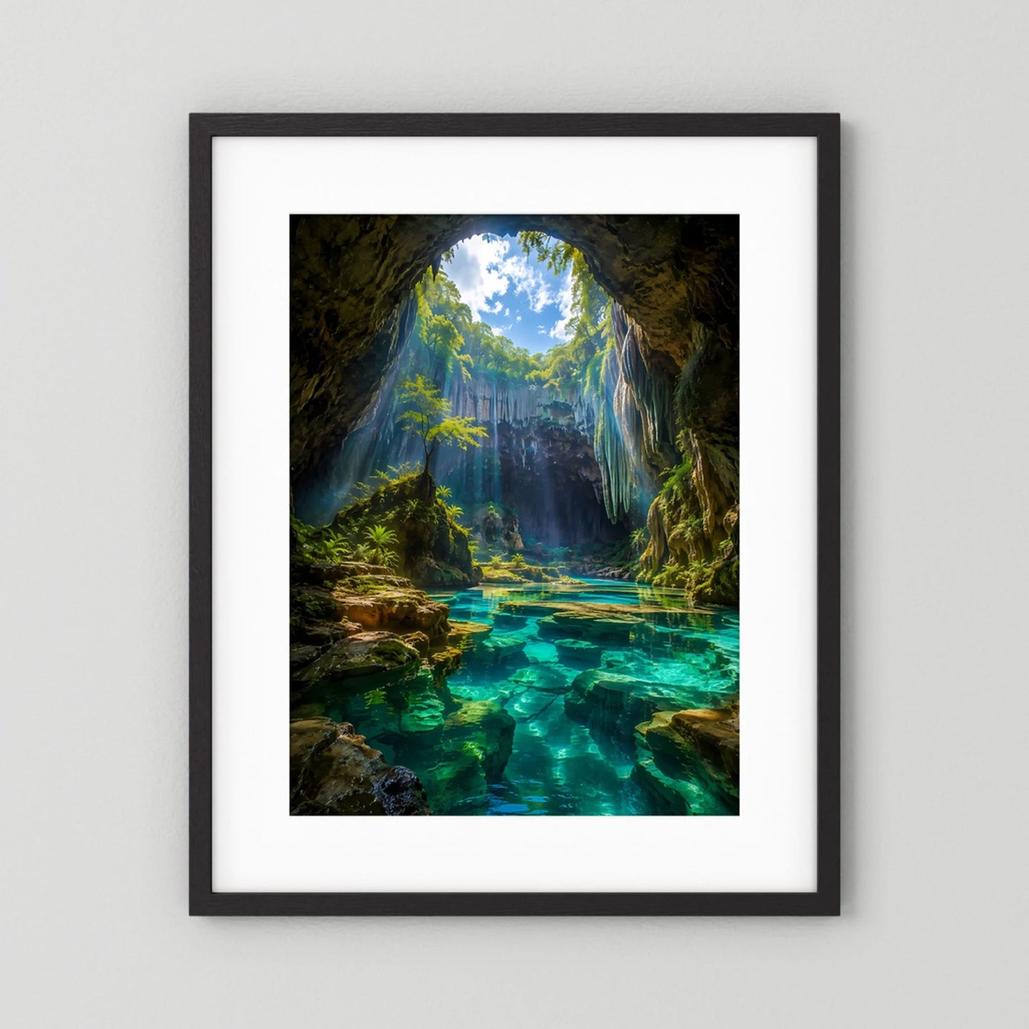 Verborgene Höhle mit türkisblauem Wasser | Mystische Natur-Oase im Sonnenlicht | Poster Hochformat
