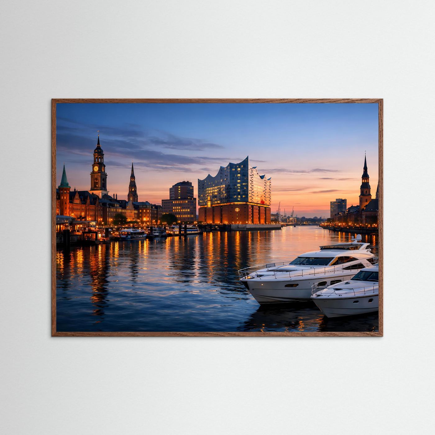 Hamburg-Stadtpanorama-Poster mit Elbphilharmonie bei Dämmerung, brauner Holzrahmen, Querformat