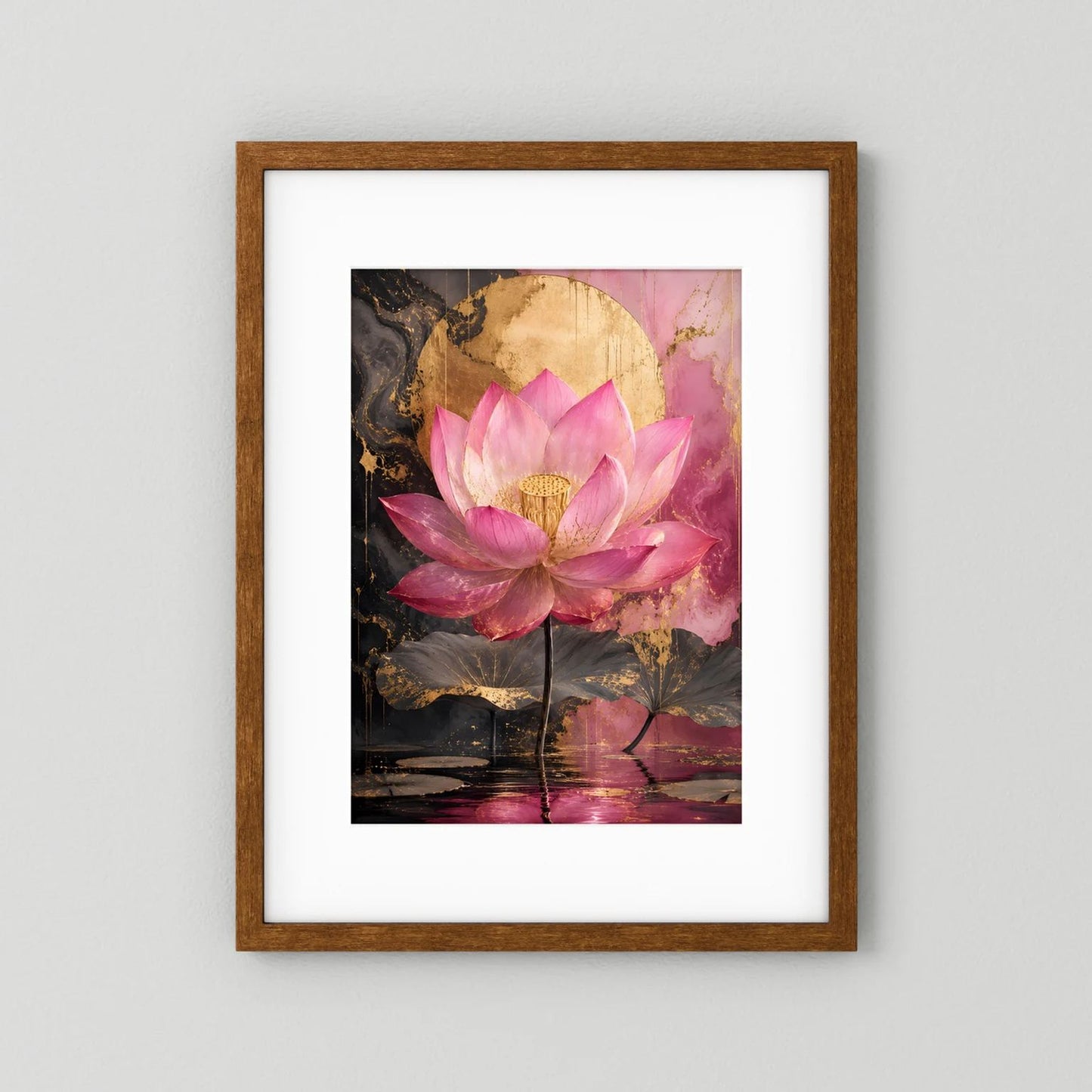 Lotusposter mit rosa Seerosenblüte, Holzrahmen und weißem Passepartout