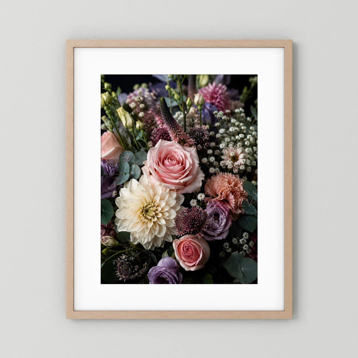 Blumenstrauß-Poster Hochformat mit rosafarbener Rose und bunten Blüten, heller Holzrahmen
