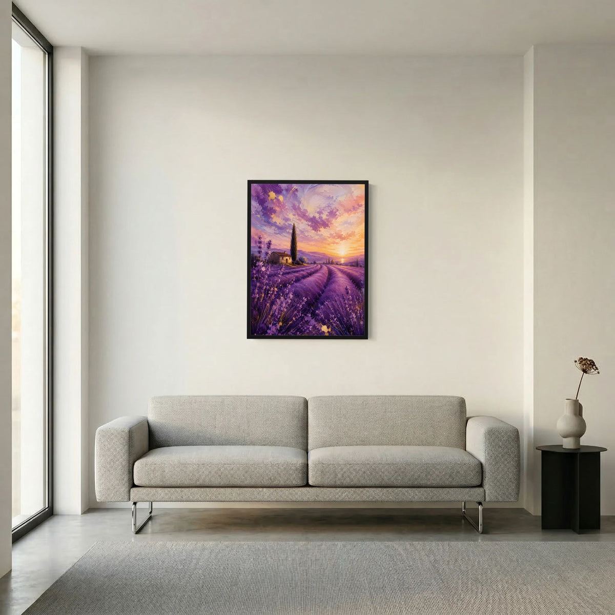 Hochformat-Poster mit Lavendelfeld bei Sonnenuntergang im dunklen Rahmen über grauem Sofa