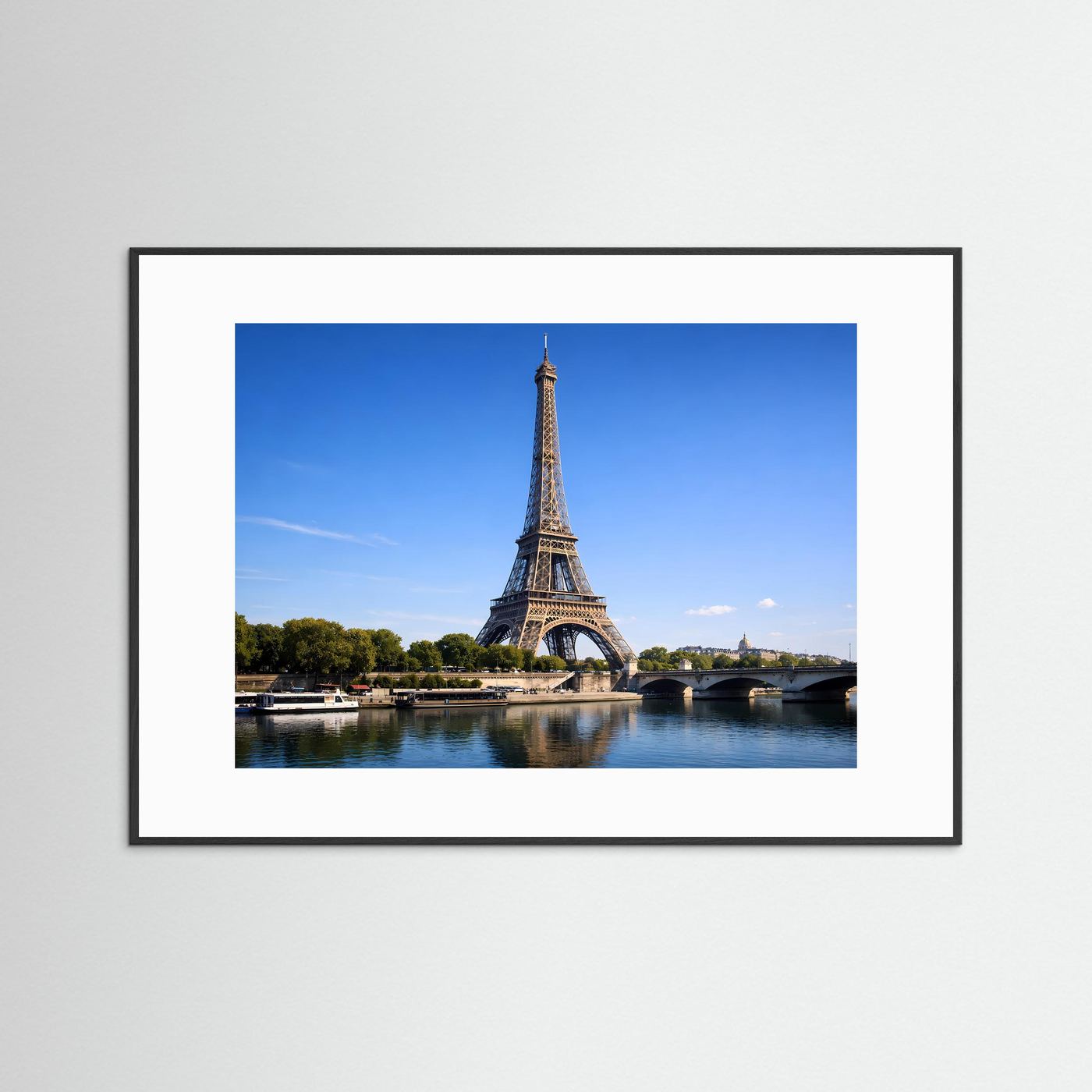 Querformat-Poster mit Eiffelturm über der Seine, im schwarzen Rahmen