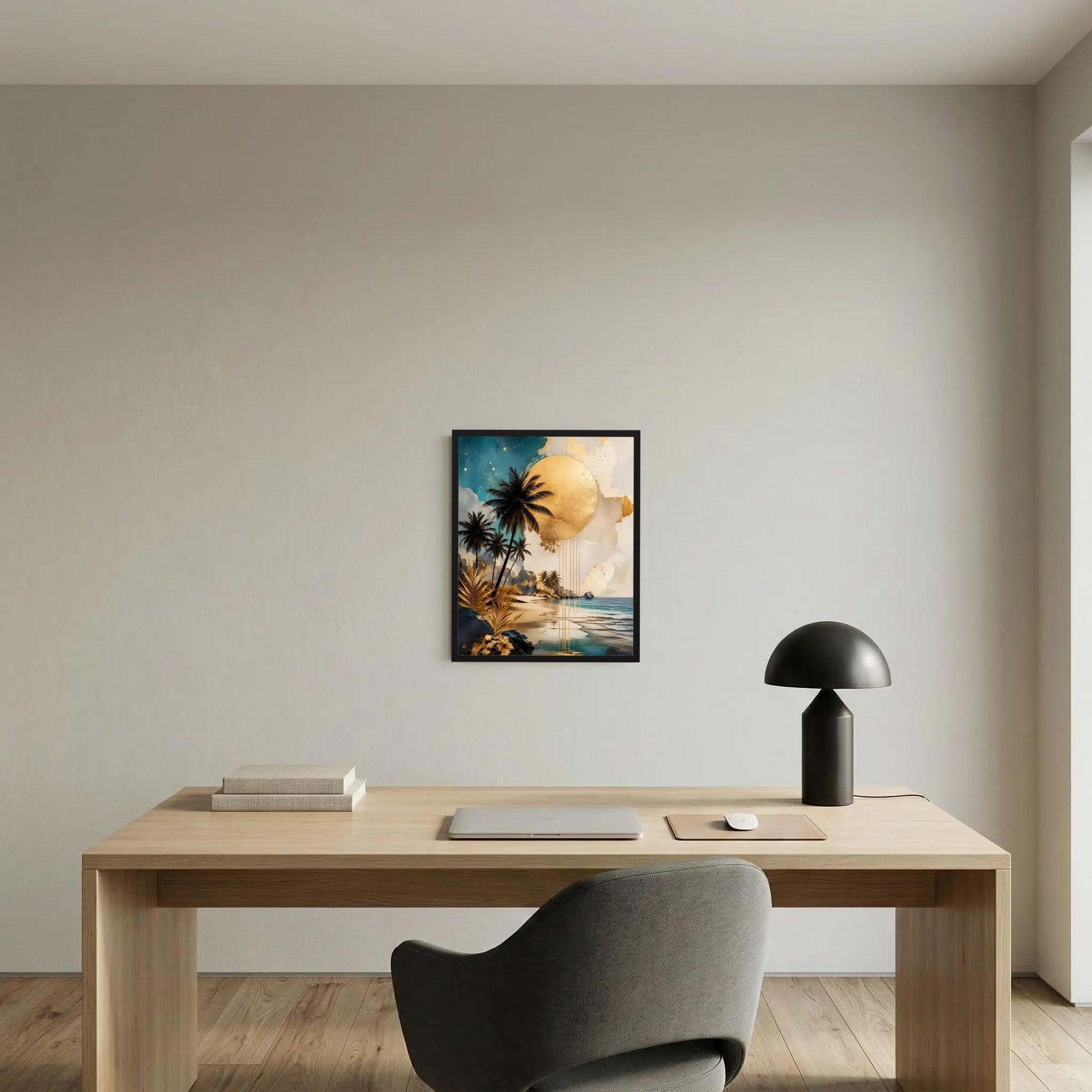 Strand-Poster mit Palmen und goldener Sonne im schwarzen Rahmen über hellem Schreibtisch