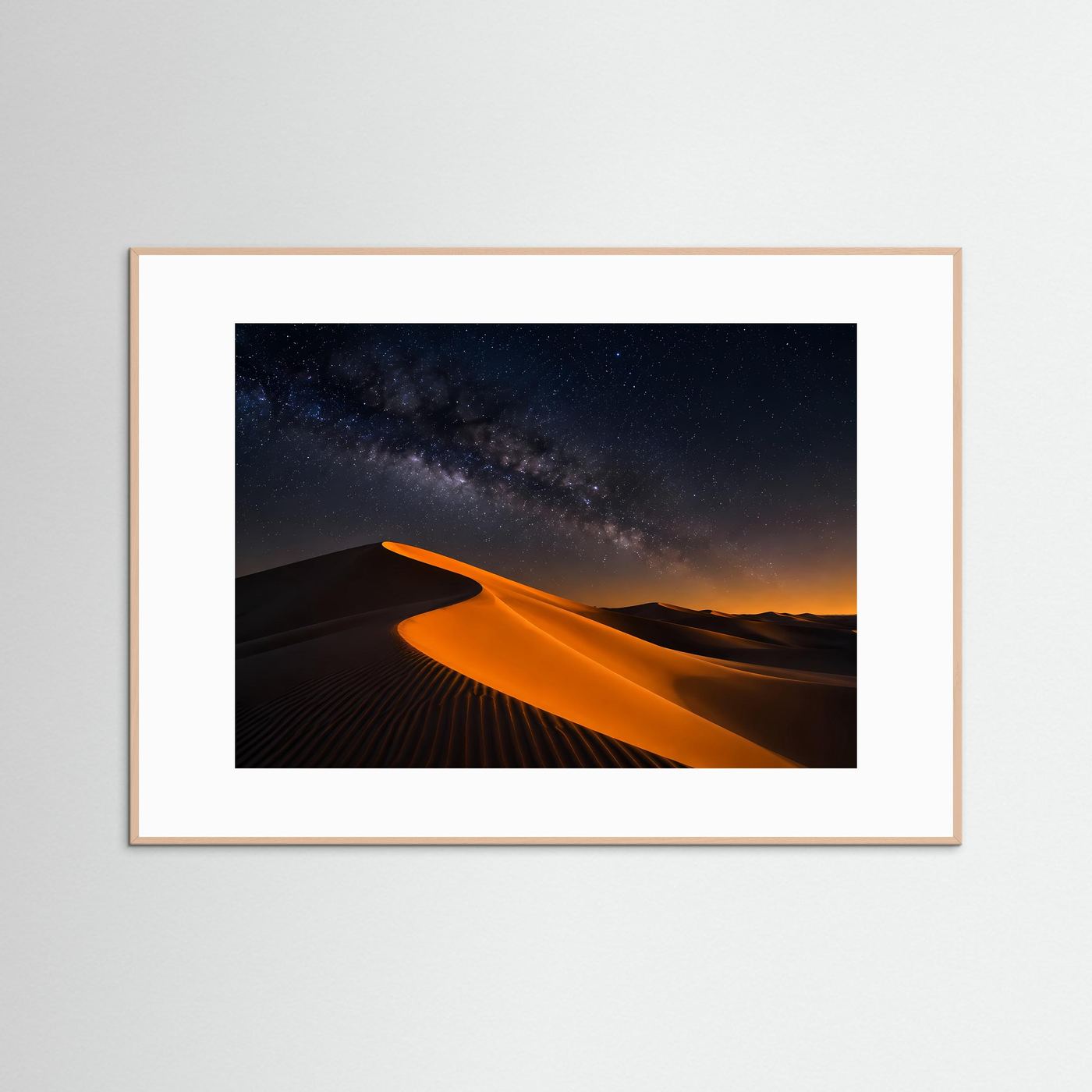 Poster im Querformat: orange Dünen, Milchstraße am Nachthimmel, beiger Holzrahmen