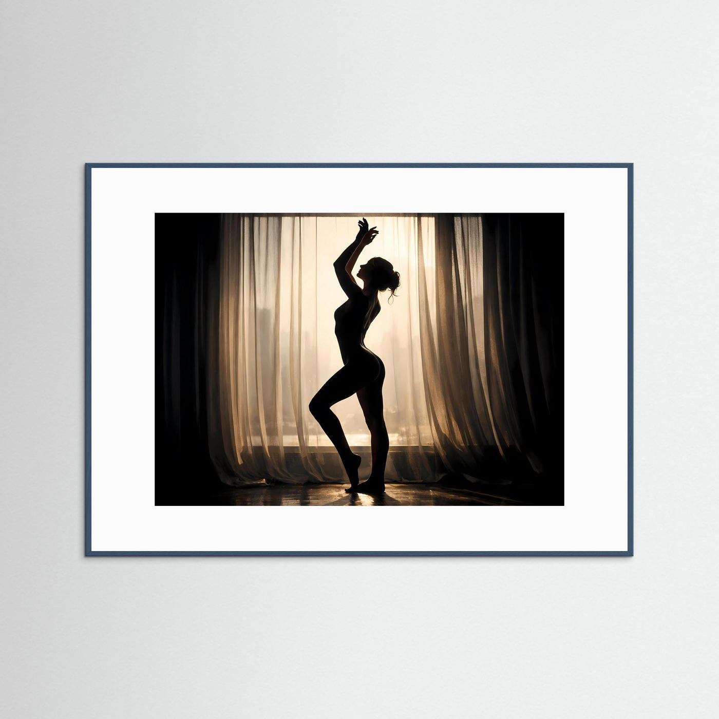 Gerahmtes Wandbild mit Frauen-Silhouette in Schwarz vor warmem Licht und Vorhängen, weißer Rahmen