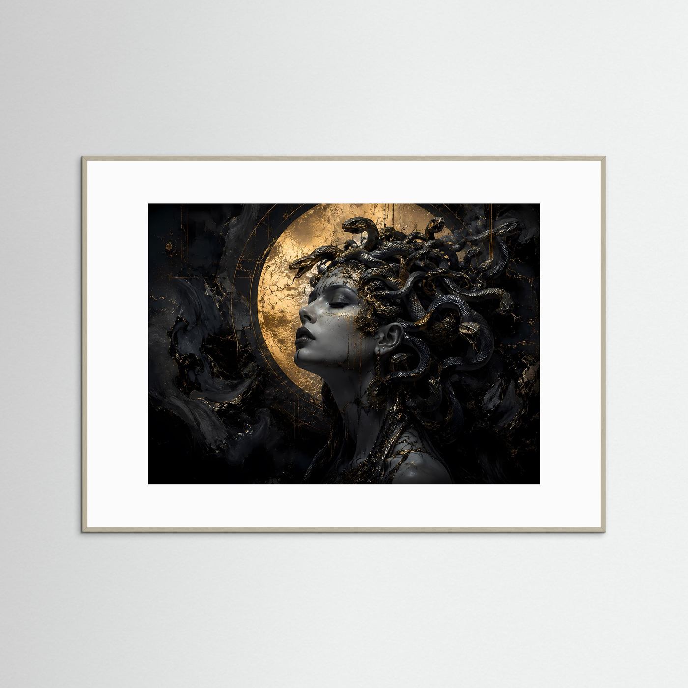 Medusa Poster Schwarz Gold | Mythologie Wandkunst | Dunkle Fantasy Kunst | Elegante Gorgone | Luxuriöse Leinwand mit Goldakzenten