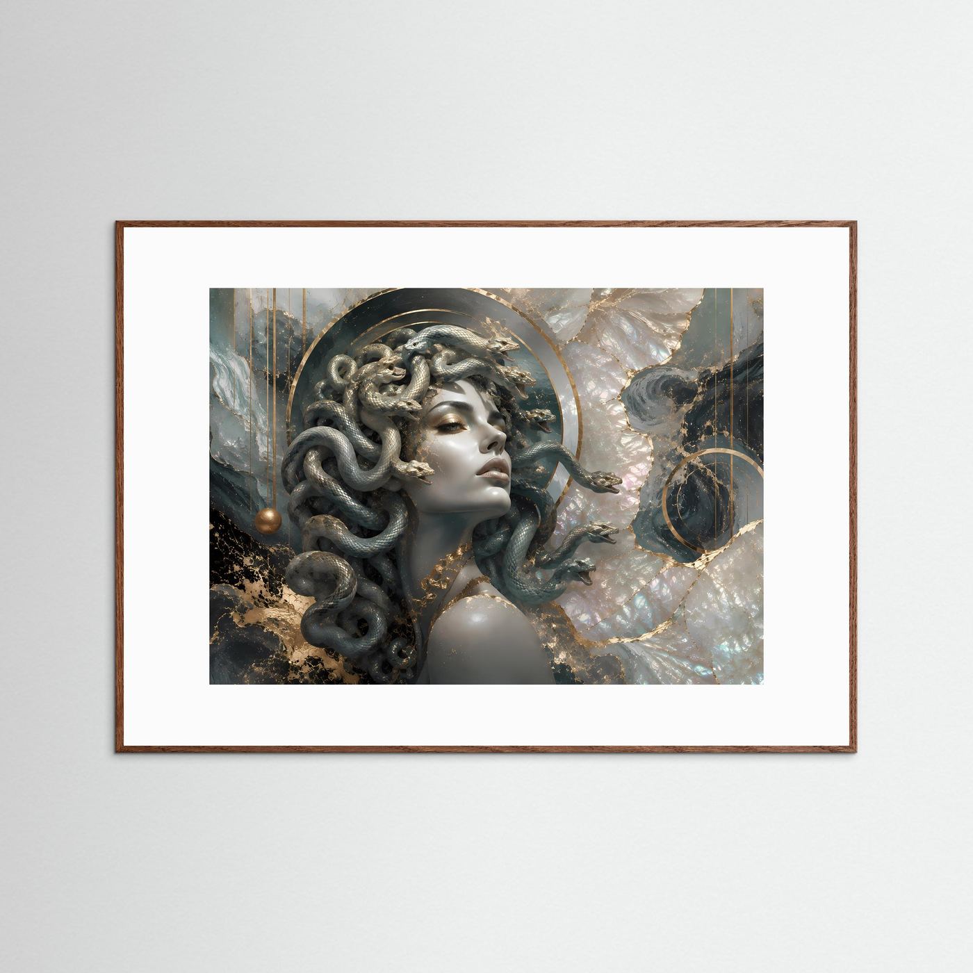 Kunstposter mit Medusa im Profil, silbernes Gesicht und Schlangenhaar, brauner Rahmen
