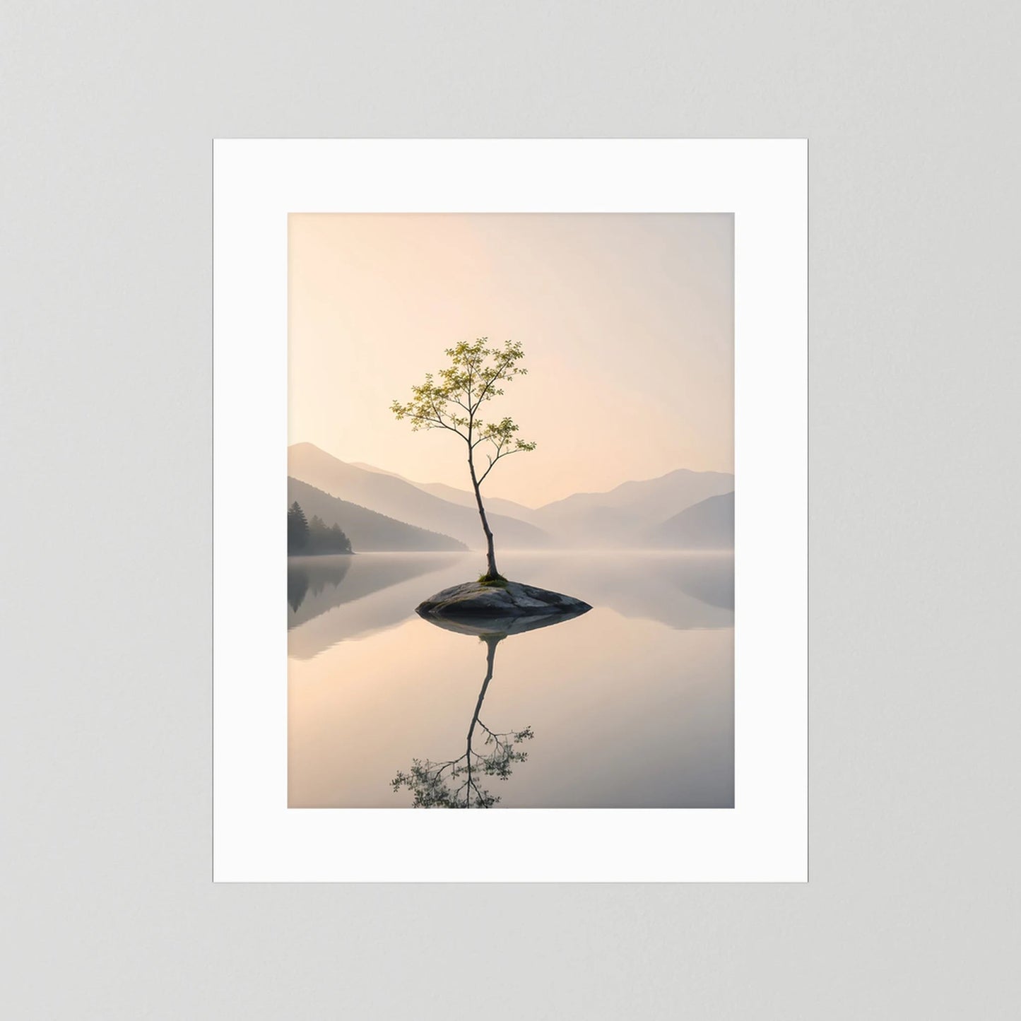 Einsamer Baum im Bergsee | Minimalistische Landschaft mit Spiegelung | Poster Hochformat