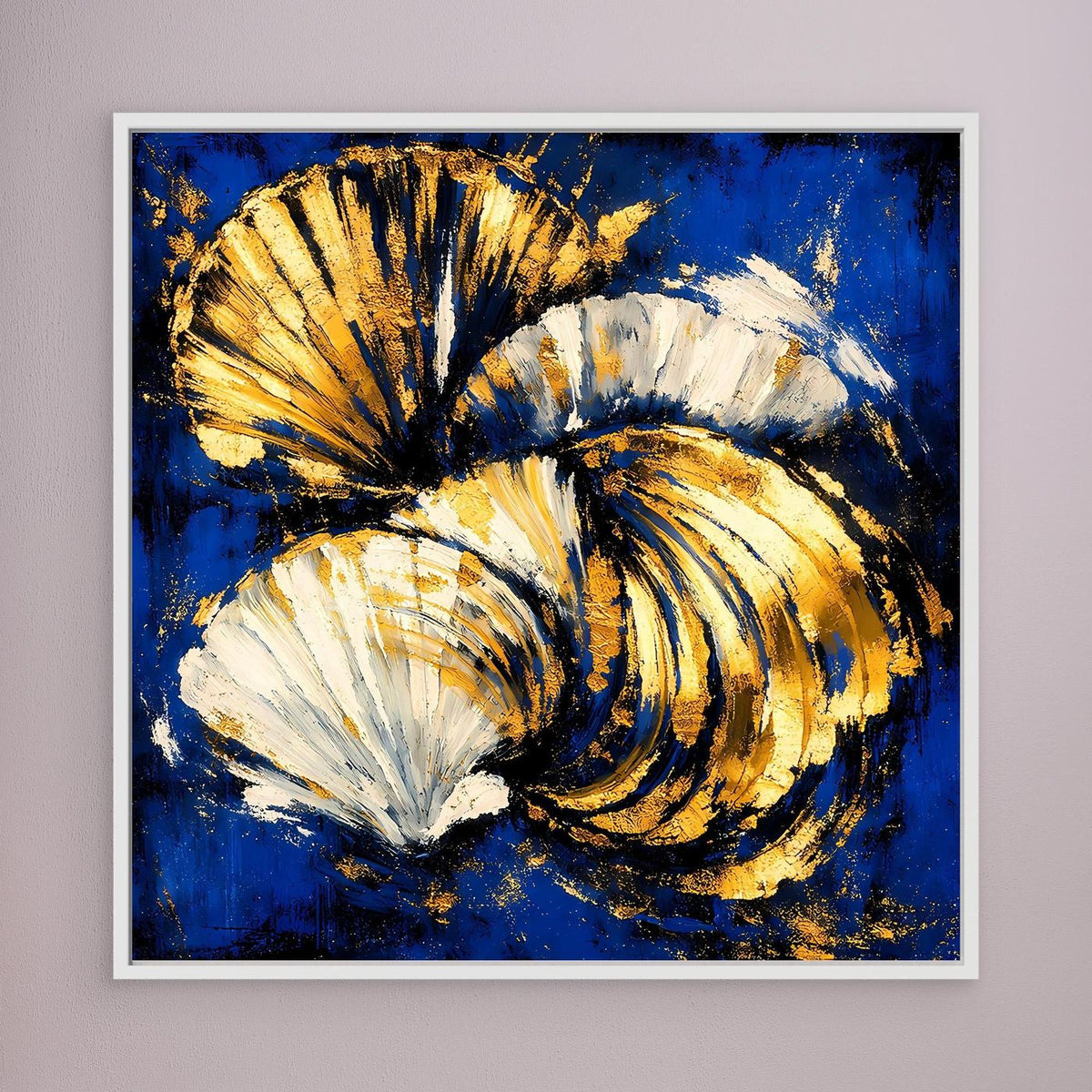 Leinwand-Wandbild mit abstrakten Muscheln, Blau, Weiß und Gold, weiß gerahmt