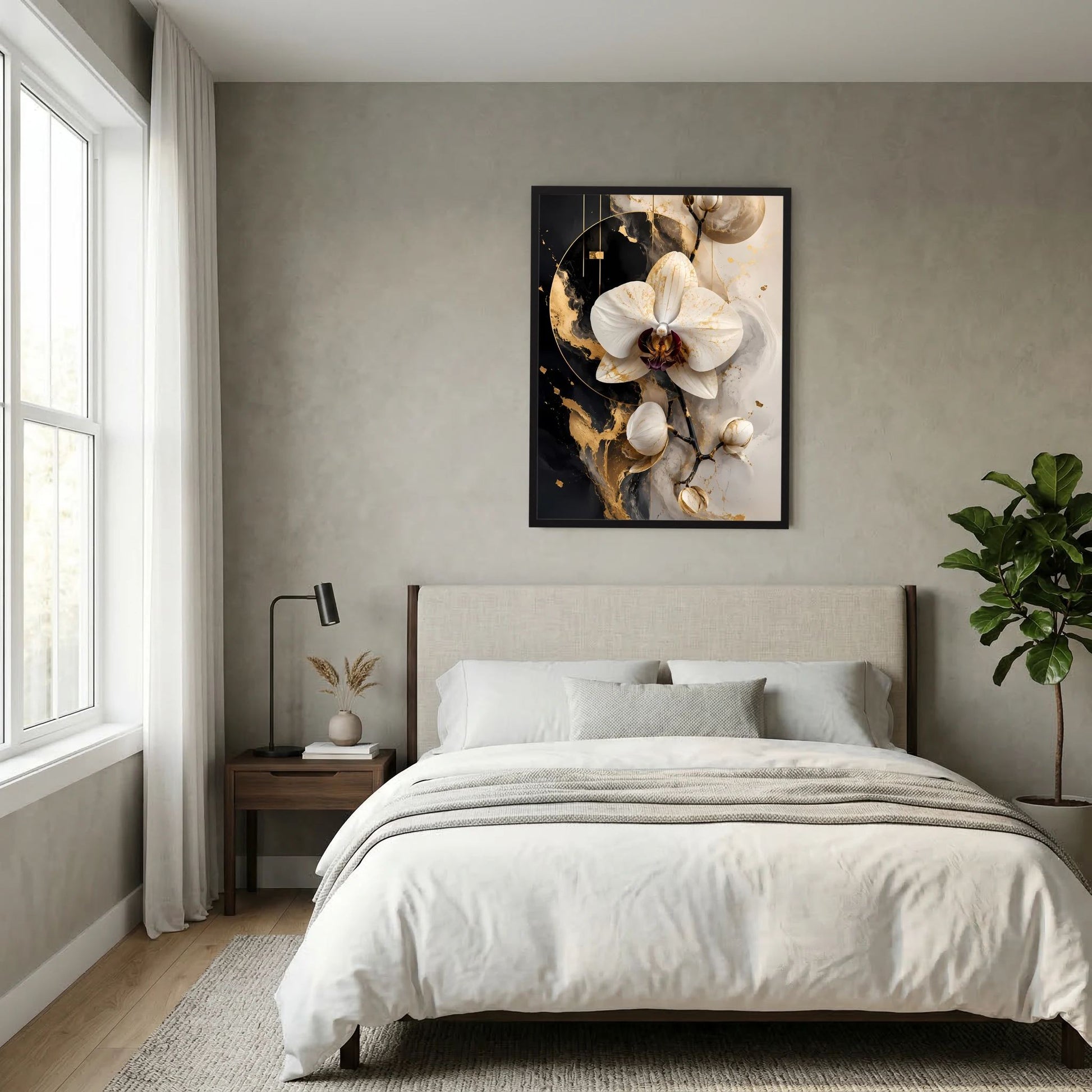 Florales Poster mit weißen Orchideenblüten und goldfarbenen Farbschleiern im schwarzen Rahmen