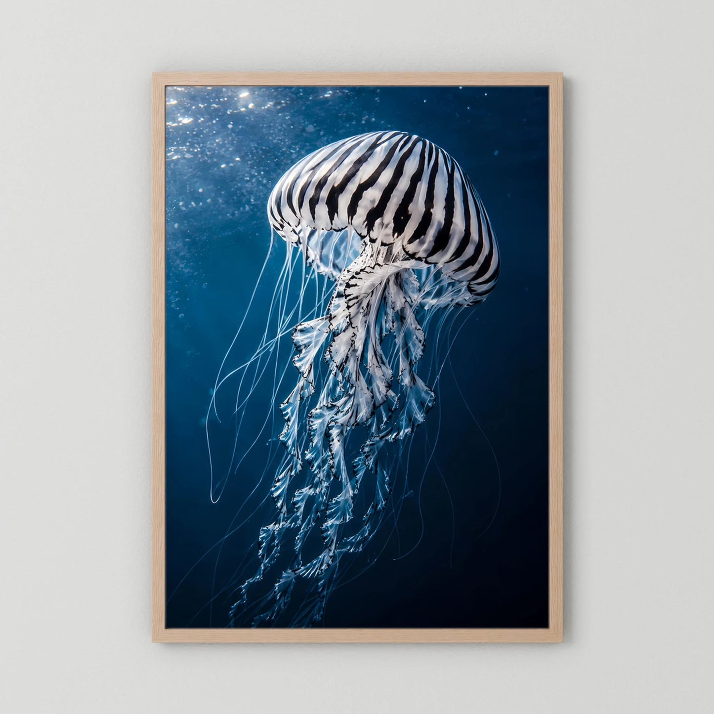 Poster mit Qualle im Blau, Holzrahmen