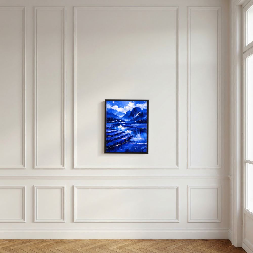 Abstraktes Poster im dunklen Rahmen mit blauem Bergsee an weißer Paneelwand