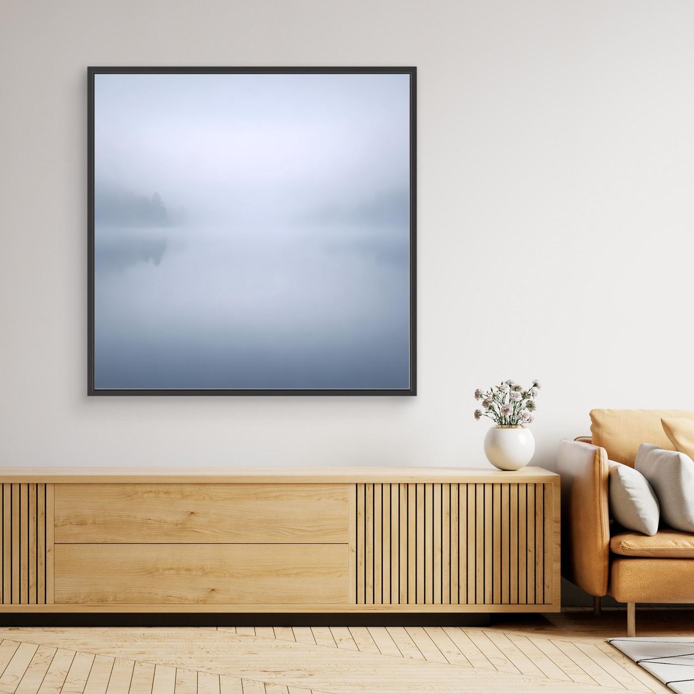 Leinwandbild mit minimalistischer Nebellandschaft, blau-grau, schwarzer Rahmen