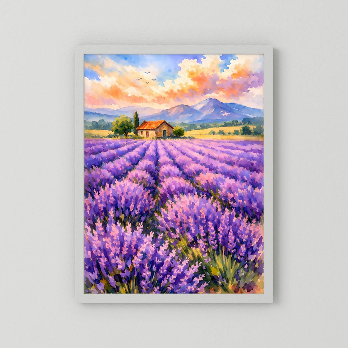 Poster im Hochformat mit weißem Rahmen, Lavendelfeld, Bauernhaus und Berge unter Wolken