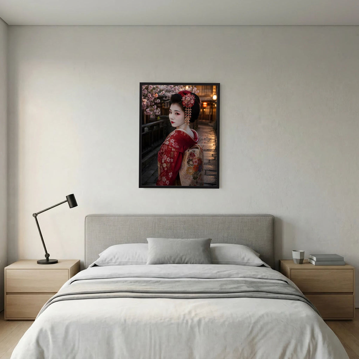 Poster im Hochformat: Geisha im roten Kimono vor Kirschblüten, schwarzer Rahmen
