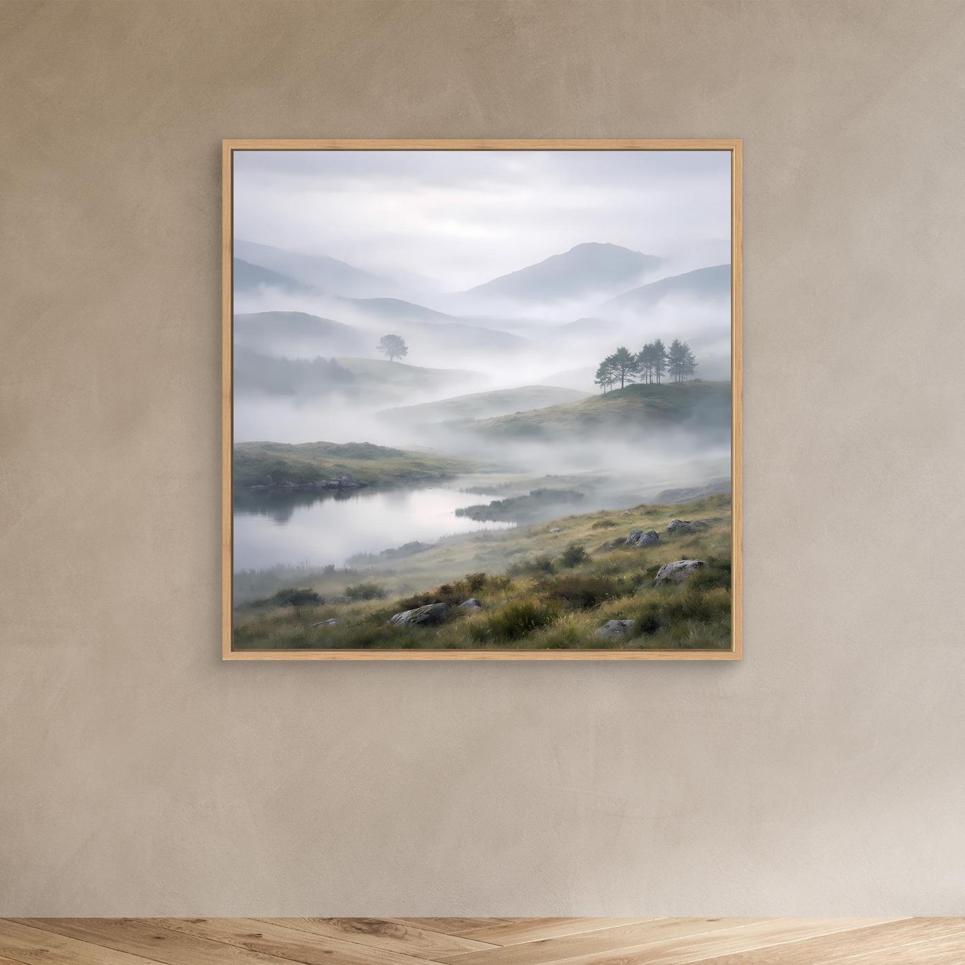 Leinwandbild im Eichenrahmen mit nebligem Bergsee, grünen Wiesen und Bergen