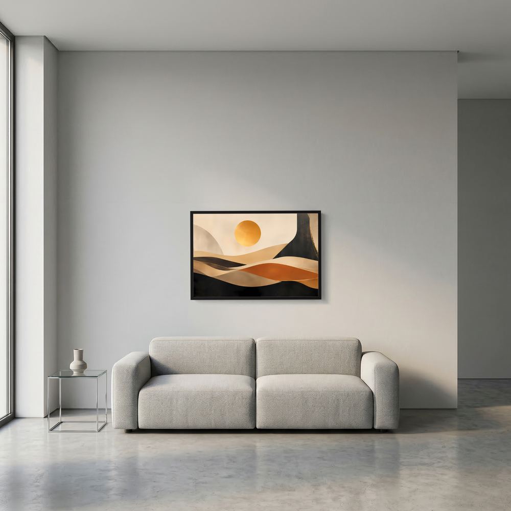 Kleinformatiges Poster mit abstrakten Dünen und gelber Sonne in beige, schwarz und Terrakotta, schwarzer Rahmen.