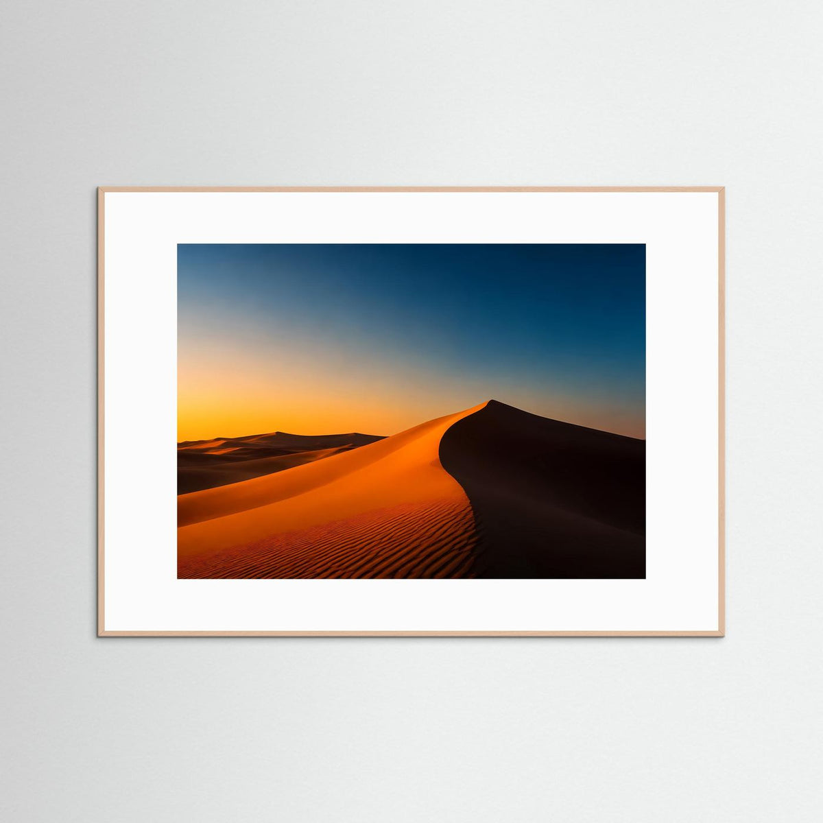 Poster im Querformat mit beigem Holzrahmen und Sanddünen bei Sonnenuntergang