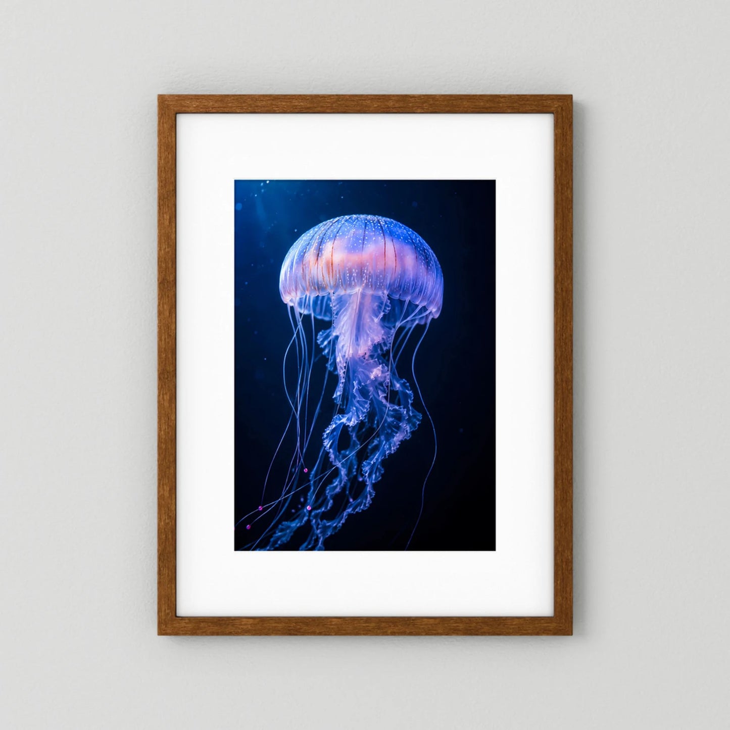 Poster mit braunem Holzrahmen und weißem Passepartout, leuchtende Qualle in Blau-Violett